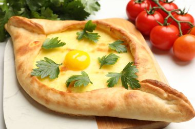 Peynirli, yumurtalı, maydanozlu ve domatesli leziz khachapuri.