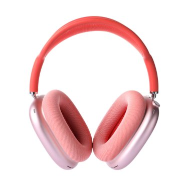 Beyaza izole edilmiş bir çift pembe kulaklık.