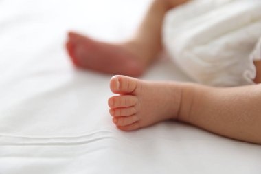 Yeni doğmuş şirin bir bebek, yatağında uzanıyor, yakın plan. Metin için boşluk