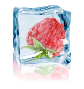 Beyaz zemin üzerinde buz küpü içinde olgun ahududu