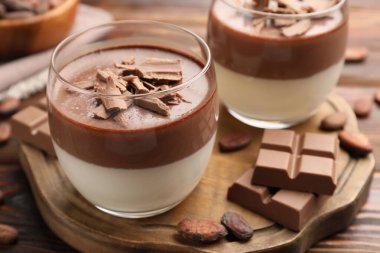 Çikolata ve kakao çekirdeği ile nefis panna cotta ahşap masa, yakın çekim