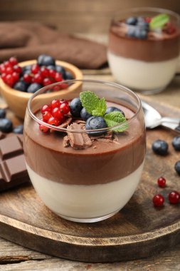 Çikolatalı, böğürtlenli ve nane şekerli nefis panna cotta.