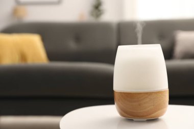 Beyaz masa içerisindeki modern aroma lambası. Metin için boşluk