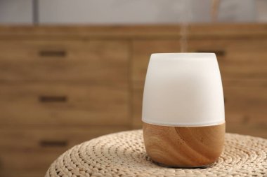 Hasır yüzey üzerinde modern aroma lambası. Metin için boşluk