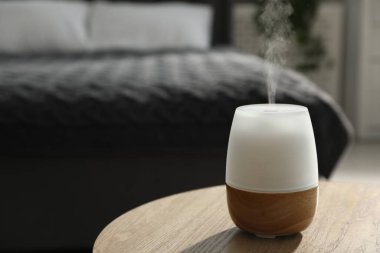 Ahşap masa üzerinde modern aroma lambası. Metin için boşluk