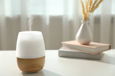 Modern aroma lambası açık masa içinde.