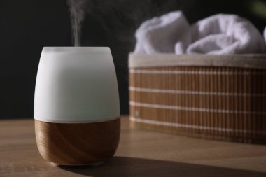 Ahşap masa üzerinde modern aroma lambası.