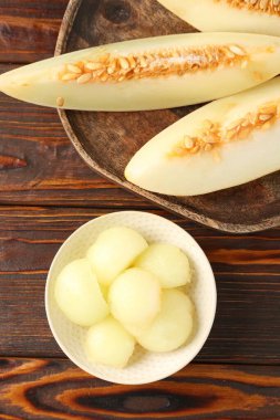 Olgun karpuzu ahşap masada düz bir şekilde yatıyordu.