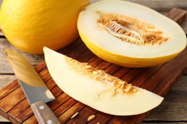 Kesilmiş ve olgunlaşmış karpuzlar ahşap masada, yakın plan