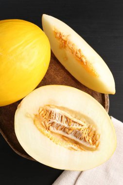 Kesilmiş ve olgunlaşmış karpuzlar siyah ahşap masada, düz yatıyordu.