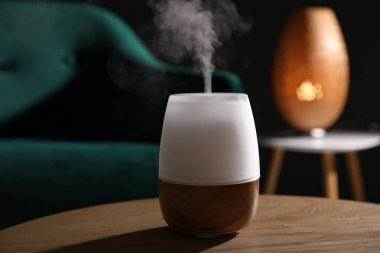 Ahşap masa üzerinde modern aroma lambası.