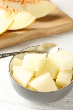 Beyaz ahşap masada olgun karpuz kes, yakın plan.