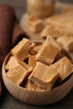 Ev yapımı karamel şekerlemeler ahşap masada, yakın plan.