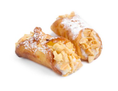 Ricotta peynirli, fıstıklı ve pudra şekerli nefis cannoli.