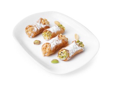 Ricotta peynirli, fıstıklı, şam fıstıklı ve beyaz üzerine izole edilmiş pudra şekerli lezzetli cannoli.