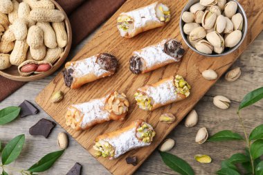 Ricotta peynirli, fıstıklı, fıstıklı, çikolatalı ve pudra şekerli nefis cannoli.