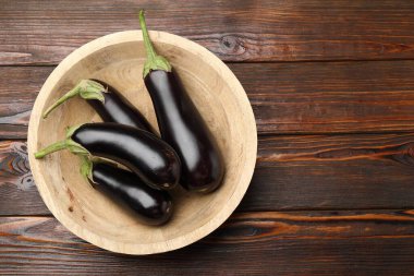 Tahta masada kasede taze patlıcanlar, üst manzara. Metin için boşluk