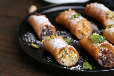 Peynirli, fındıklı, pudra şekerli, çikolatalı ve naneli nefis cannoli.