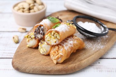 Peynirli, fındıklı, pudra şekerli, çikolatalı ve nane şekerli nefis cannoli.