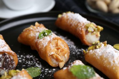 Peynirli, fındıklı, pudra şekerli, çikolatalı ve naneli nefis cannoli.