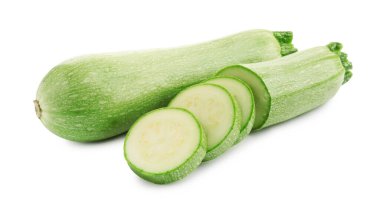 Taze taze ve kesilmiş kabaklar beyaza izole edilmiş.