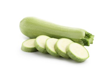 Taze taze ve kesilmiş kabaklar beyaza izole edilmiş.