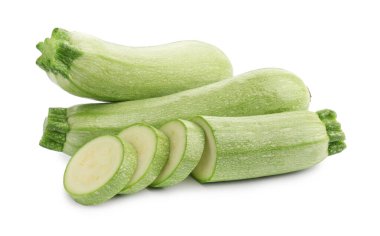 Taze taze ve kesilmiş kabaklar beyaza izole edilmiş.