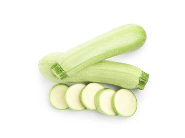 Taze ve kesilmiş kabaklar beyaz, üst görünümde izole edilmiş.