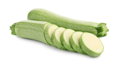 Taze taze ve kesilmiş kabaklar beyaza izole edilmiş.