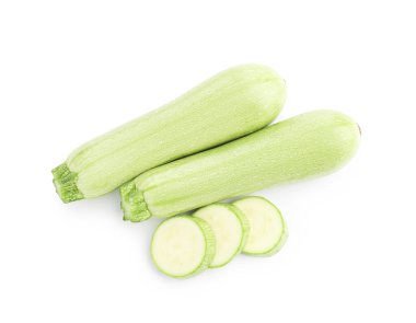 Taze ve kesilmiş kabaklar beyaz, üst görünümde izole edilmiş.