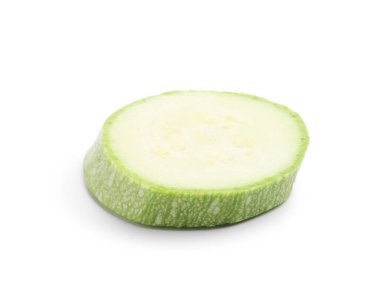 Bir dilim taze kabak beyaza izole edilmiş.