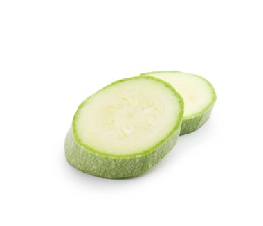 Beyaz üzerine izole edilmiş taze kabak dilimleri.