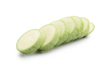 Beyaz üzerine izole edilmiş taze kabak dilimleri.