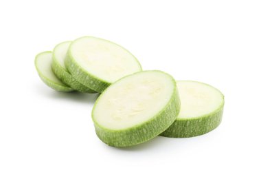 Beyaz üzerine izole edilmiş taze kabak dilimleri.