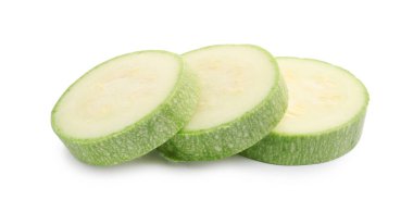 Beyaz üzerine izole edilmiş taze kabak dilimleri.