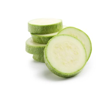 Beyaz üzerine izole edilmiş taze kabak dilimleri.