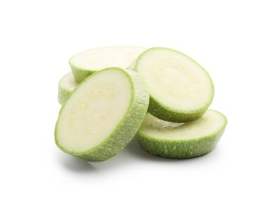 Beyaz üzerine izole edilmiş taze kabak dilimleri.