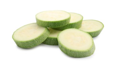 Beyaz üzerine izole edilmiş taze kabak dilimleri.