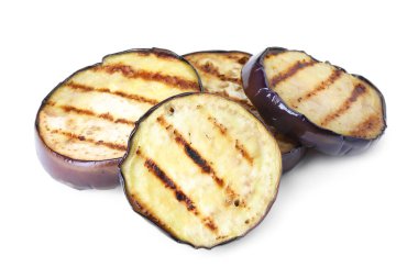 Izgara patlıcan dilimleri beyazda izole edilmiş.