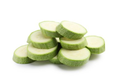 Beyaz üzerine izole edilmiş taze kabak dilimleri.