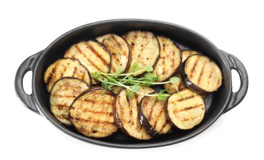 Izgara patlıcan dilimleri ve beyaz üzerine izole edilmiş mikro yeşiller.