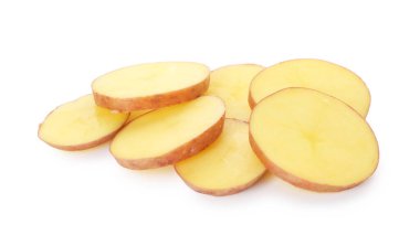 Taze patatesler beyaz üzerine izole edilmiş.