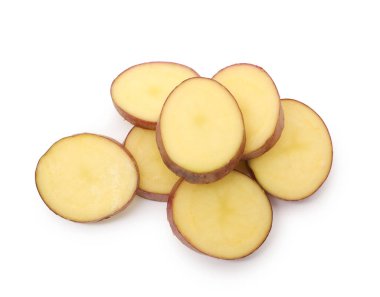 Taze kırmızı patatesler beyaza izole edilmiş.