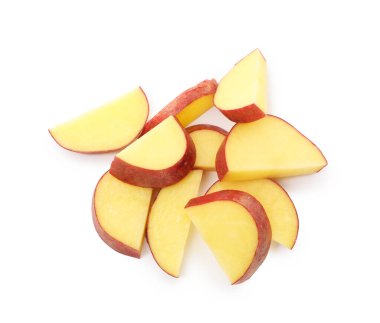 Taze kırmızı patatesler beyaza izole edilmiş.