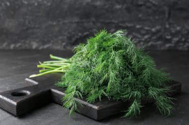 Siyah masada taze dereotu var, yakın plan.