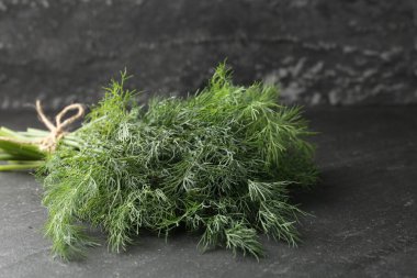 Siyah masada taze dereotu var, yakın plan.