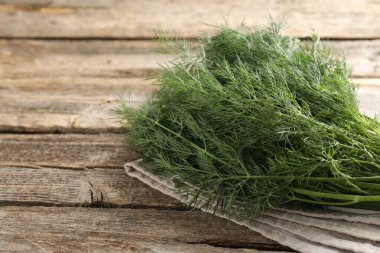 Ahşap masada taze dereotu var, yakın plan. Metin için boşluk