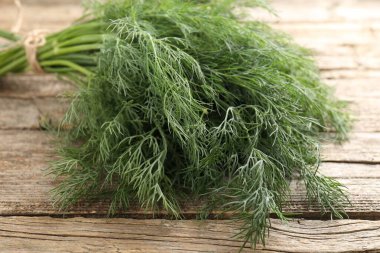 Ahşap masada taze dereotu var, yakın plan.