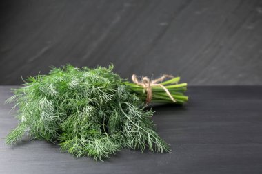 Siyah masada taze dereotları var, yakın plan. Metin için boşluk