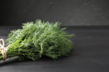 Siyah masada taze dereotları var, yakın plan. Metin için boşluk